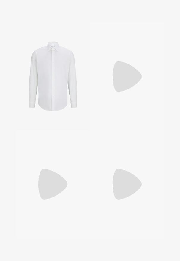 Chemise blanche à manches longues en tissu lisse, avec un col standard, une fermeture à boutons à l'avant et un ourlet arrondi. Pas de motifs ni d'accents visibles.; Shorts orange en tissu doux avec une texture lisse, dotés de poches latérales et d'un ourlet arrondi, accompagnés de baskets blanches.; Mocassin en cuir noir avec un bout arrondi, une lanière décorative et des éléments en métal, et une semelle texturée épaisse. Finition lisse avec des détails subtils.; Collier en argent avec des maillons épais et un pendentif circulaire central avec des détails complexes. Surface en métal lisse et réfléchissante.