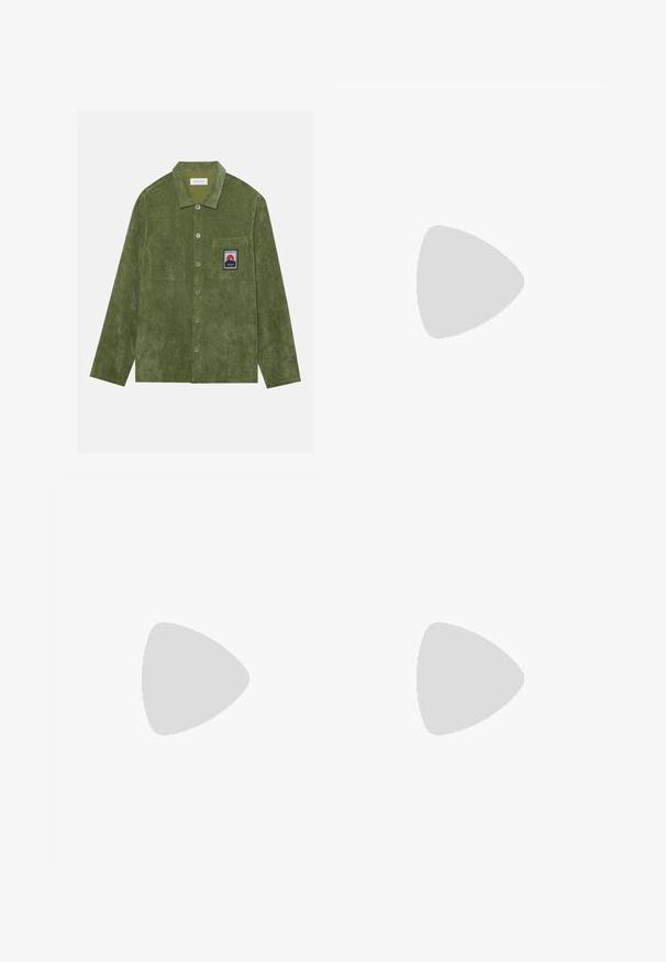 Camicia in corduroy verde con maniche lunghe, due tasche frontali e una toppa con montagne. Presenta una chiusura a bottoni e un tessuto testurizzato.; Maglietta bianca in cotone con maniche corte, scollatura rotonda, vestibilità comoda e senza loghi o motivi visibili. Texture liscia e design minimale.; Jeans in denim nero con una vestibilità classica, caratterizzati da una tasca frontale, cuciture delicate e una texture liscia e uniforme.; Scarpe sportive con tomaia in pelle bianca, punta in suede grigia e tre strisce nere. Presentano un logo blu sulla linguetta e una suola in gomma testurizzata.