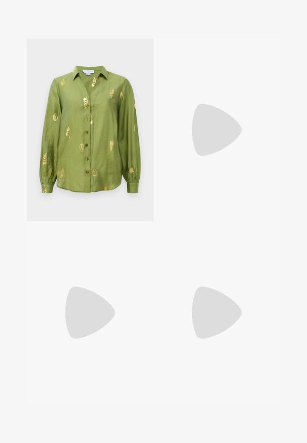 Svetlo olivnozeleni bluza z dolgimi rokavi, ovratnikom, gumbnim zapenjanjem in z zlatimi morskimi školjkami, ki so razpršene po tkanini.; Široki denim jeans v bledih modri barvi. Imajo zapiranje na gumbe, klasično pet-totno zasnovo in mehak, teksturiran zaključek.; Črne usnjene baletne čevlje s koničastim nosom, vezi okrog gležnja in ravnim podplatom, ki se ponašajo z gladko teksturo in minimalističnim dizajnom.; Bela pravokotna torbica za ključe iz sijajnega materiala, opremljena s srebrno verižico. Model pozira in prikazuje torbico na enobarvni podlagi.