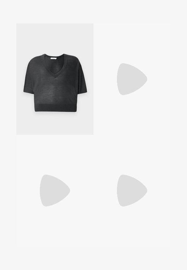 T-shirt noir raccourci en tissu tricot léger, avec un décolleté en V et des manches courtes dotées d'un ourlet côtelé.; Pantalons larges gris à rayures verticales, présentant une texture lisse et un subtil éclat. Comprend des poches avant et une ceinture.; Sandales noires à glissière avec une finition en cuir lisse, présentant des lanières croisées et des découpes, ainsi qu'une semelle plate et flexible.; Boucles d'oreilles créoles composées d'anneaux entrelacés en or et en argent, avec un accent en zircon cubique transparent et un bandeau texturé sur un des anneaux.