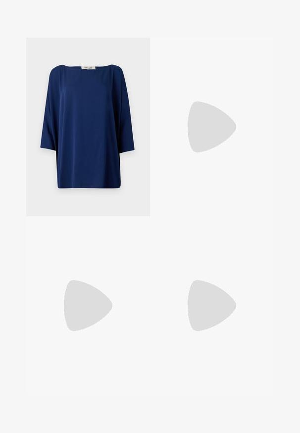 Top larg cu un guler larg și mâneci scurte, de culoare albastru marin, cu o textură netedă și un design minimalist.; Pantaloni largi în navy, bej și cu un model grafic alb. Realizați dintr-un material ușor, cu o textură netedă și o talie ajustată.; Pantofii slingback din piele neagră, cu vârful ascuțit, curele decorative cu ochiuri din metal și toc bloc mic. Suprafață texturată.; Geantă din piele ecologică texturată albastră, cu o curea din lanț argintiu și un accent cu logo pe față. Închidere tip clapetă.