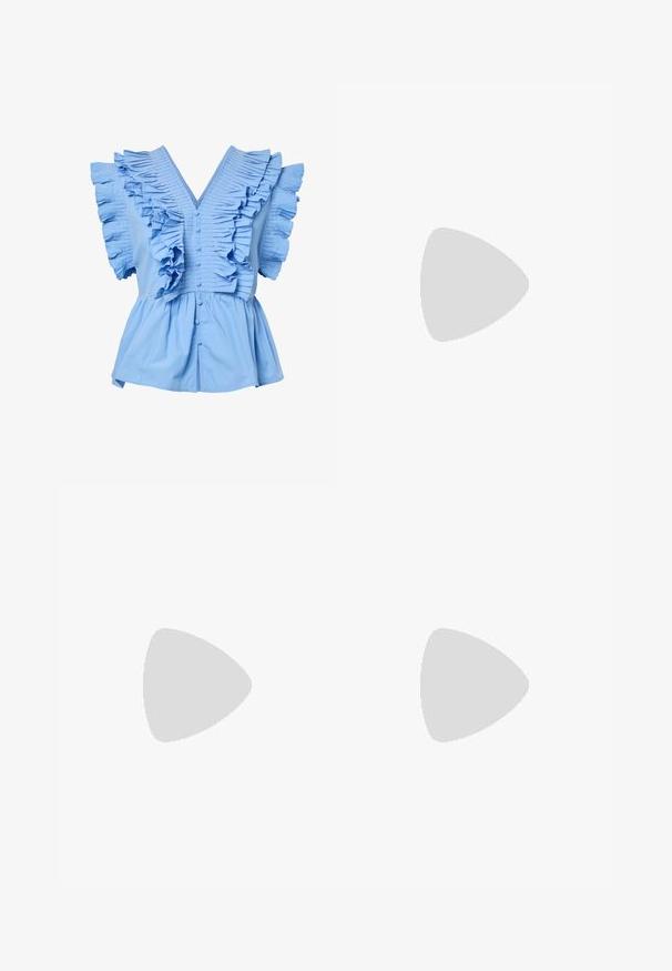 Blusa azul clara de manga curta com decote em V, botões frontais, amplos babados plissados nos ombros e no peito, e cintura peplum franzida.; Saia de ganga escura com cintura ajustada e um fundo plissado e volumoso. Apresenta bolsos frontais e fecho com botão de metal.; Sapato slingback em pele sintética castanha com bico pontiagudo e salto moderado. Apresenta uma fivela para um ajuste seguro. Textura suave.; Bolsa tote de couro castanho com uma textura suave, design de abertura superior e duas alças para o ombro. Apresenta costura mínima e sem hardware visível.