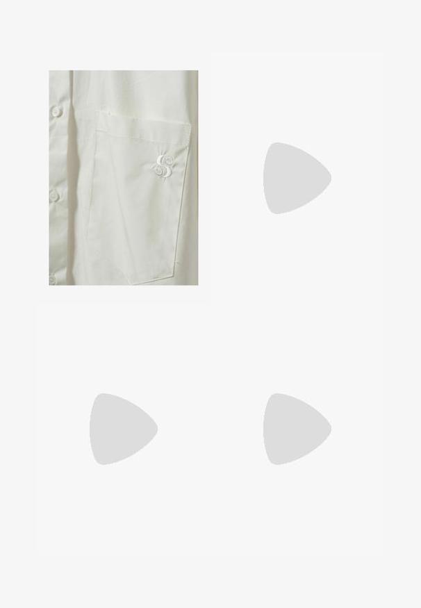 Weißes Hemd mit Knöpfen und einer Brusttasche links, mit einem dezenten gestickten Logo in passendem weißen Faden. Glattes, leichtes Material.; Hellblaue Denim-Jeans mit geradem Bein, fünf Taschen und kontrastierenden Nähten. Der Stoff sieht leicht abgerieben aus.; Brauner Lederloafer mit glatter Textur, versehen mit einem dekorativen Band und goldenen Beschlägen, der auf einer hellbeigen Gummisohle ruht.; Goldfarbener Ring mit einem glatten, gedrehten Design. Er verfügt über eine polierte Oberfläche und abgerundete Kanten, die eine nahtlose, fließende Form erzeugen.