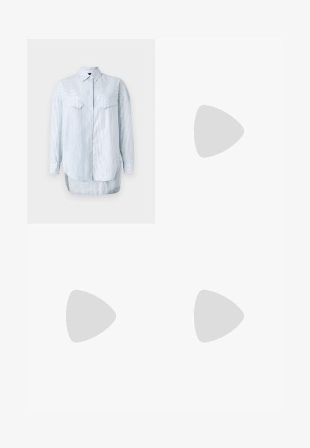 Lichtblauw gestreept overhemd met lange mouwen, met een klassieke kraag en twee borstzakken. De zoom is gebogen en langer aan de achterkant.; Lichtblauwe denim jeans met een hoge taille, wijde pijpen, twee zijzakken en geplooid ontwerp. Zachte textuur met een vervaagd uiterlijk.; Beige leren instappers met een krokodillenstructuur, voorzien van een vierkante neus en drie metalen steraccenten aan de bovenkant. Zwarte lage hak.; Zwarte leren handtas met een gestructureerd ontwerp, featuring een verkorte vorm, bovenhandvat en gouden hardwareaccent. Inclusief verstelbare schouderband.