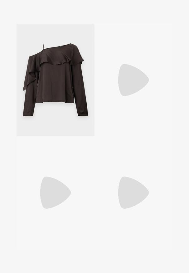 Off-the-shoulder, langermet bluse i mørkebrun stoff med bølgekant langs nederkanten, med en tynn stropp på den ene siden.; Lagdelt skjørt i dyp burgunder med en bred midje, strukturerte volanger på lagene, og et mykt, teksturert stoff.; Svarte patentlær slingback hæler med spiss tå og geometrisk blokk hæl. Har et stilrent, minimalistisk design og jevn tekstur.; Svart lær tote bag med glatt tekstur, rektangulær form og to lange håndtak. Ingen synlige deler eller dekorasjoner.