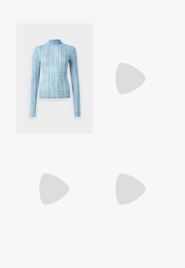 Gaiši zils adīts džemperis ar garām piedurknēm, ar augstu apkakli, pieguļošs modelis un vertikāls teksturēts raksts.; Melna ādas plata kāju bikses ar elastīgu jostu, ar divām sānu kabatām un gludu, spīdīgu tekstūru.; Melna lakota ādas anklets ar baltiem šuvumiem, noapaļota purngala un kvadrāta papēža. Iezīmes izliekti dizaina līnijas un gluda struktūra.; Tumši zils auduma rokassomiņa ar struktūrētu dizainu, sudraba detaļām un noņemamu ķēdes siksnu. Ietver salocītu aizdari un logotipa akcentu.