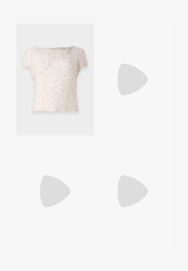 Krajkový top v světlé béžové barvě, zdobený květinovými aplikacemi po celé látce, s krátkými rukávy a kulatým výstřihem. Texturovaný a jemný design.; Námořnická saténová midi sukně s hladkou texturou, rozšířeným designem a černým elastickým pasem. Bez vzorů nebo viditelného kování.; Černé kožené baletní byty s kulatou špičkou, hladkou texturou, minimálními švy a flexibilním designem podrážky.; Hnědá kožená kabelka s klopou, zlatými kovovými detaily, ramenním popruhem a hladkým povrchem. Kompaktní obdélníkový tvar.
