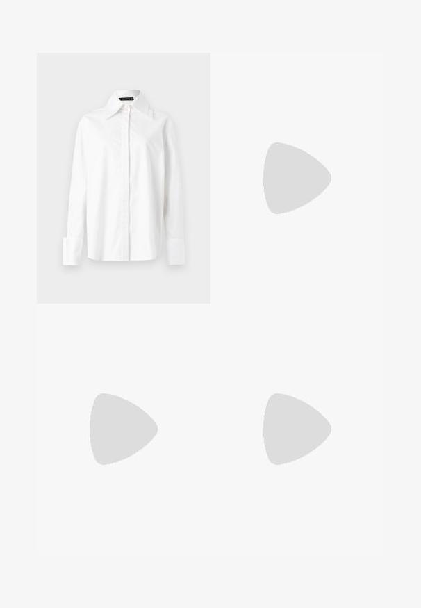 Biała bawełniana koszula z wywiniętym kołnierzykiem, długimi rękawami i zapinanymi mankietami. Gładka faktura, dopasowany krój i minimalistyczny design.; Czarna spódnica o strukturalnym wzorze z białymi haftowanymi kwiatami. Elementy wyróżniające to frędzle na końcu oraz dopasowana talia.; Czarne skórzane buty na wysokim obcasie z wydłużonym noskiem, z paskiem w okolicy kostki i cienkim obcasem. Gładka faktura z złotym akcentem u podstawy obcasa.; Beżowa skórzana torebka o zorganizowanym, trójkątnym kształcie, z dwoma srebrnymi łańcuszkami w formie uchwytów i metalowym logo w stylu kursywy.