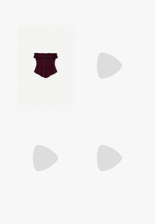 Burgundy avlastningsblus med volangkanter, resårmidja och utsvängd nederkant. Mjukt, lätt tyg med en texturerad yta.; Vida byxor i en strukturerad ljusrosa tyg med platt framsida, subtila veck och en klassisk midjedesign.; Röda patentläder slingback-hälar med spetsig tå, två spännen och en smal, medelhög stilettklack. Slät textur.; Svart lackläderhandväska med en rundad form, en axelrem, framfickor och detaljer i silverfärg.