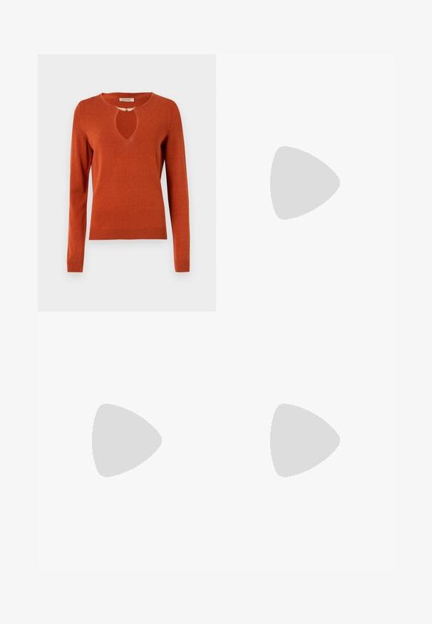 Rust-colored sweater with long sleeves, a rounded neckline featuring a keyhole cutout, and ribbed cuffs and hem. Soft knit texture.; Agolde HARPER CROP - Wide Leg - formula; Filippa K REY FLAT - Ballet pumps - black; Brown leather handbag with a flap closure, gold-tone hardware, a shoulder strap, and a smooth texture. Compact rectangular shape.