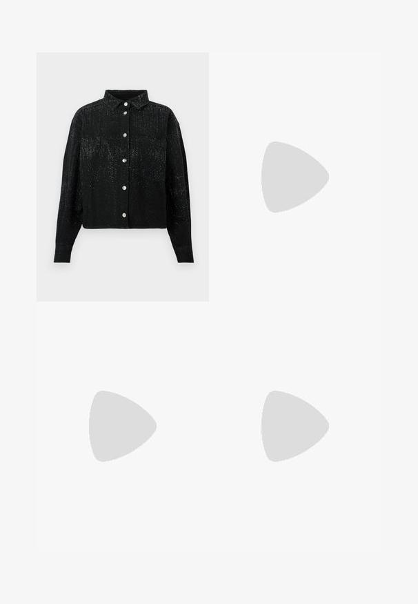 Schwarzes, knopfbares Hemd mit Kragen, aus strukturiertem Stoff und verstreuten metallischen Verzierungen. Eine Brusttasche auf der linken Seite.; Maje POCHETTY - Stoffhose - noir/blanc; Schwarze High-Heelsandalen mit mehreren schmalen Riemen, im Slingback-Design und einem silbernen Akzent an der Ferse. Glattes Obermaterial und blockförmige Ferse.; Grauer, verkürzter Weste mit Knöpfen, kombiniert mit weißen, weit geschnittenen Jeans und schwarzen flachen Schuhen. Ergänzt durch eine kleine silberne Fransenhandtasche.
