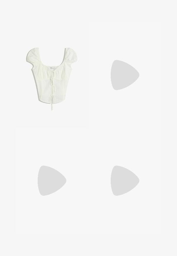 Blouse blanche à manches courtes avec encolure carrée, en tissu texturé, devant avec cordon de serrage et manches bouffantes froncées.; Shorts en denim blanc avec une coupe droite, dotés de deux poches arrière et d'une fermeture à bouton en métal. Texture lisse et design classique.; Bershka HIGH-HEEL - Bottes de cowboy / motard - beige; Sac à main en daim marron avec des détails en franges longues, une forme incurvée et une seule bandoulière. Caractérisé par une surface lisse et texturée.