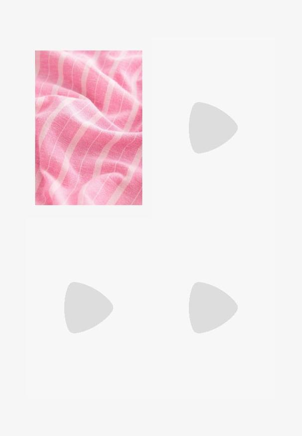 Tricou polo fucsia, cu mâneci scurte, confecționat dintr-un material moale. Prezintă un guler clasic, o închidere cu cinci nasturi și un etichetă pe mâneca stângă.; Un material roz prezintă o suprafață texturată cu dungi verticale albe proeminente. Materialul pare moale și ușor, având o cădere delicată.; Jeans largi de culoare albastru deschis, din denim, cu talie înaltă, două buzunare frontale și cusături vizibile de-a lungul cusăturilor laterale.; Clog-uri din cauciuc bej cu margini ondulate și găuri de ventilație, purtate cu pantaloni verzi, cu manșetă strânsă, așezate pe o suprafață texturată de teracotă.