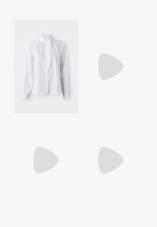 Hvit skjorte med lange ermer, volanghøy krage og vertikal volangdetalj foran. Lett bomullsstoff.; Svart blyantskjørt laget av elastisk stoff, med en glatt tekstur og et slankt, rett design med en tettsittende midje.; Sorte lakkpumps med spiss tå, blokkhel, og ankelstropp, kombinert med grå ribbestrikkede beinvarmere og et brunt semsket skinn skjørt.; Svart faux skinn-håndveske med krokodilletekstur, strammet topp og en rynket stropp. Ser myk og kompakt ut i designen.