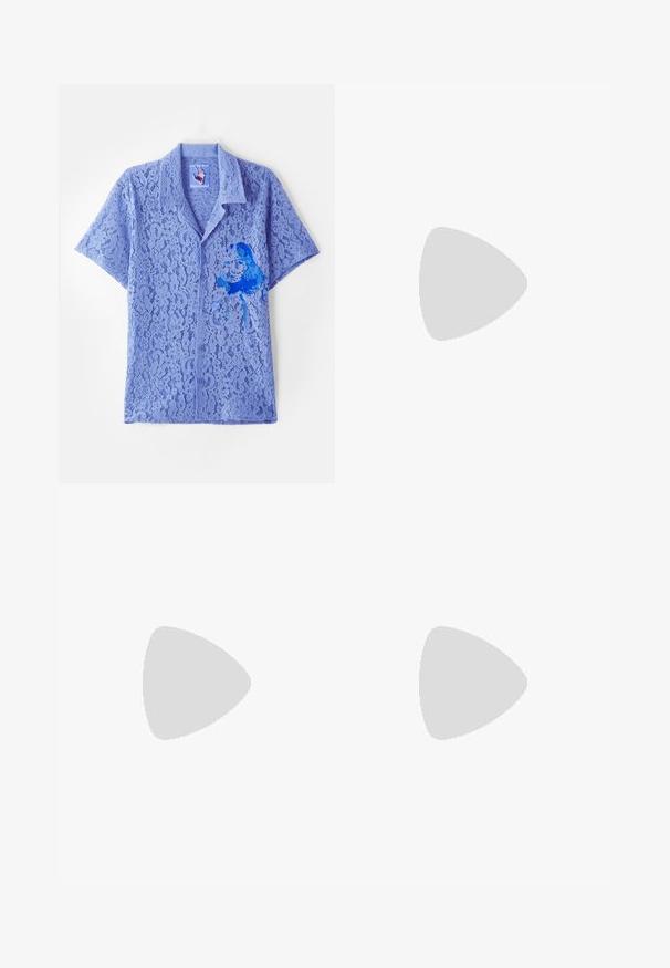 Kidsuper GIRL PAINTING - Camisa - blue; Camisola sem mangas branca feita de tecido texturizado com nervuras verticais e um decote redondo. Design simples sem adornos ou padrões.; Calções cinzentos claros feitos de tecido macio, com fecho de botão, bolsos laterais e um design limpo e ajustado. O comprimento chega até metade da coxa.; Sapatilhas azuis de camurça com riscas brancas e texto "Gazelle". Apresentam sola de borracha de goma e detalhes texturizados na parte superior. Design clássico.