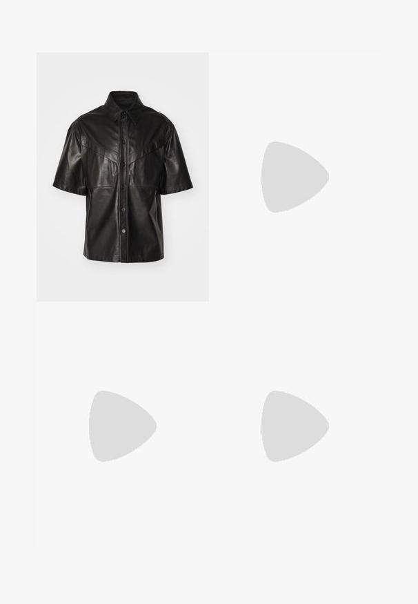 Débardeur en coton blanc avec un col rond et une conception sans manches. Présente une texture côtelée et un ourlet droit en bas.; Chemise noire en cuir à manches courtes avec un col pointu, des boutons sur le devant et deux grandes poches sur la poitrine, offrant une texture lisse.; Pantalons larges noirs avec une texture lisse, dotés de deux plis avant, d'une fermeture à bouton et de poches latérales. Tissu durable.; Baskets blanches avec une tige en cuir lisse, un bout arrondi et une épaisse semelle en caoutchouc. Présentent des coutures minimales et un détail logo subtil sur le côté.