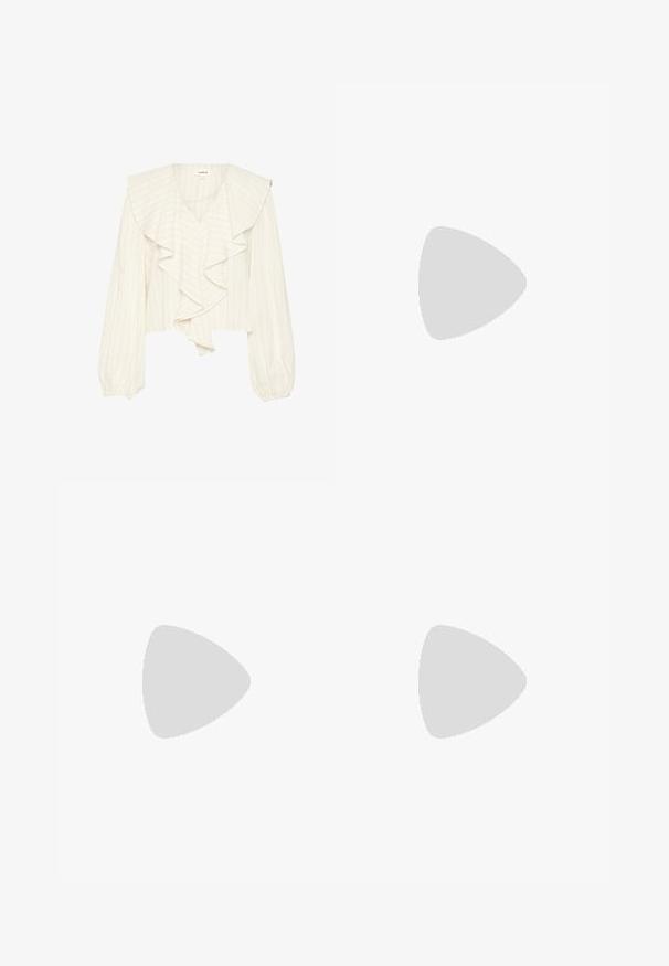 Bela, skrajšana bluzica z navpičnimi črtami, ki ima globok V-izrez in naguban sprednji del. Dolgi, napihnjeni rokavi z elastičnimi manšetami.; Mini krilo s šahovnico, ki vključuje rjave, bež in modre odtenke, z gladko teksturo in ravnim krojem, zasnovano brez vidnih zapiral.; Bele begaste usnjene slingback čevlje z ostrim nosom in nizkim blokastim peto. Imajo diskreten trak z zlatim podrobnostim s sponko.; Majhna bela torbica za ramo z enim nastavljivim trakom in zadrgo, postavljena na enobarvno belo ozadje.