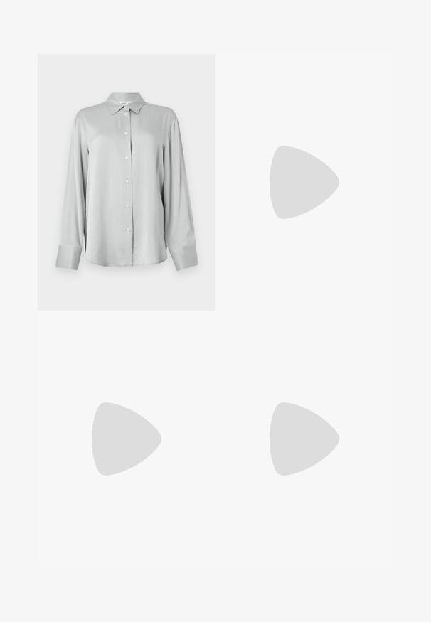 Lichtgrijze langwerpige shirt met een gestructureerde kraag en een knoopsluiting aan de voorkant. Gemaakt van een soepele stof met een relaxte pasvorm en lange manchetten.; Donkerblauwe denim jeans met een rechte pijp, vijf-pocket ontwerp en subtiele vervaging. Beschikt over een knoopsluiting en gestikte accenten.; Zwarte hoge hak sandaal met een gevlochten bandontwerp, vierkante teen en verstelbare enkelband. Lichtbeige voetbed met een glanzende zwarte hak.; Zwarte leren handtas met een geplooid ontwerp aan de bovenkant, voorzien van twee korte handvatten en een lange verstelbare schouderband. Gladde textuur, ronde vorm.