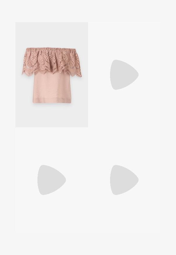 Schulterfreies Oberteil in zartem Pink mit strukturiertem Oberteil und einem Spitzenoverlay, das aufwendige Blattmuster und gewellte Kanten aufweist.; Beige maßgeschneiderte Hosen mit geradem Bein, ausgestattet mit einem Knopfverschluss und einer klaren Vorderfalte. Hergestellt aus einem glatten Stoff.; Schwarze Lackleder-Slingback-Pumps mit spitzem Sockel und schlankem, mittelhohem Absatz. Glatte Textur mit minimalistischen Designelementen.; Beige Einkaufstasche mit flachen Henkel, glatter Textur und goldenem Zubehör, kombiniert mit einer passenden gesteppten Clutch mit Kettenriemen.