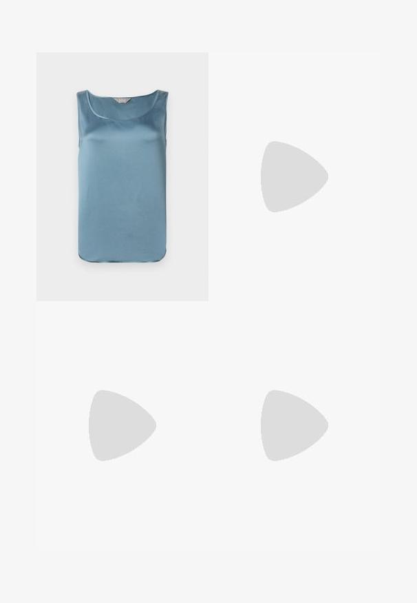 Ärmelloses Satin-Top in sanftem Blau mit runder Ausschnitt und dezenten Nahtt Details auf einem weißen Hintergrund.; Dunkelbrachter Leinenwickelrock mit geradem Schnitt, versehen mit einem Taillengürtel und feiner Textur. Keine sichtbaren Muster oder Metallteile.; Damen-Slingback-Schuhe mit Leopardenmuster, niedrigem Blockabsatz und goldener Schnalle am Seitenriemen, im Seitenprofil auf einem schlichten Hintergrund dargestellt.; Braune Wildleder-Hobo-Tasche mit einem gebogenen Lederriemen, ausgestattet mit einem Reißverschluss und glatter Oberfläche. Die Tasche hat eine geräumige, strukturierte Form.