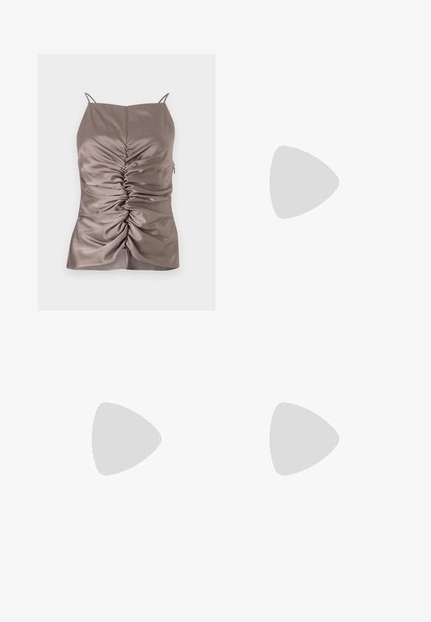 Tiger of Sweden VENLA - Top - mole; Tiger of Sweden EEDIT - Stoffhose - mole; Schwarze Flip-Flop-Sandale mit dicker Sohle, ausgestattet mit zwei breiten, glänzenden Riemen und einem strukturierten Fußbett für zusätzlichen Komfort.; Rote Plastiksonnenbrille mit rechteckigen Rahmen, getönten Gläsern und einer goldenen Logo-Akzentuierung an den Bügeln. Glatte, glänzende Oberfläche.; Blauer Handtasche aus glänzendem Material mit Wolkenmuster, verfügt über eine geschwungene Form und einen passenden Schultergurt. Silberne Hardware-Akzente.