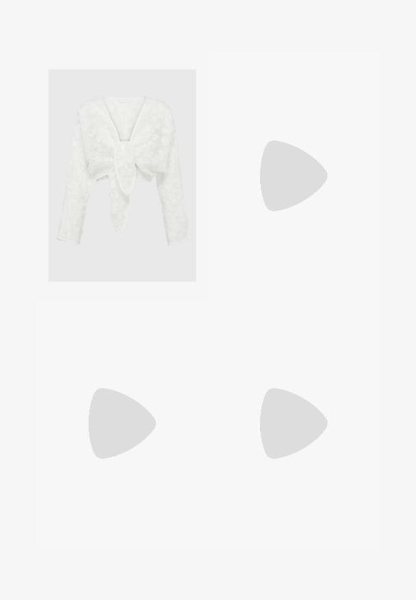 Blouse blanche cropped avec un décolleté en V profond, des manches longues et un motif floral texturé. Détail de nœud décoratif à l'avant. Matériau doux et léger.; Mini-jupe blanche avec une surface en tissu texturé et effiloché, présentant une coupe ajustée et un ourlet net, conçue pour un ajustement près du corps.; Sandale en caoutchouc verni noir avec un semelle en liège, une semelle en caoutchouc et un accent boucle sur la sangle. Surface lisse, design minimaliste.; Lunettes de soleil avec monture en métal doré et verres teintés verts, de forme ovale, avec branches noires et plaquettes de nez transparentes. Design épuré et minimaliste.; Sac à main en sequins dorés de forme rectangulaire, avec une poignée courte et une longue bandoulière en chaîne. La texture est brillante et réfléchissante.