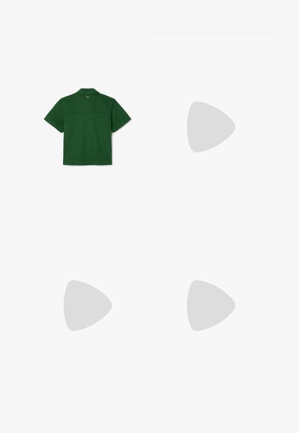 Camicia verde a maniche corte con colletto, chiusura a bottoni e yoke posteriore. Presenta un piccolo logo sopra lo yoke. Realizzata in un tessuto leggero.; Gonna plissettata verde realizzata in tessuto con una superficie liscia. Presenta una vita elasticizzata e dettagli di cucitura discreti. Design casual e versatile.; Stivale alla caviglia in pelle nera con punta quadrata e tacco blocco. Il design presenta una superficie liscia e dettagli di cucitura minimi.; Occhiali da sole neri rettangolari con lenti scure, finitura lucida, aste larghe e design della montatura spessa. Nome del marchio inciso su un'asta.