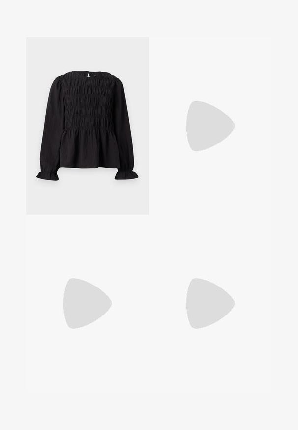 Blusa preta de manga longa com textura franzida, decote redondo e punhos largos. Apresenta uma abertura em forma de olho-chave nas costas e um design de cintura franzida.; Calças cargo pretas com um design de perna reta, feitas de um material suave. Apresentam dois bolsos laterais e uma cintura limpa.; Botas de tornozelo em pele castanha com biqueira quadrada e salto bloco, combinadas com jeans pretos de perna larga. Textura suave e design minimalista.; Bolsa de couro preta com forma curva, alça destacável e detalhes em dourado. A bolsa possui uma aba com detalhe de fivela.