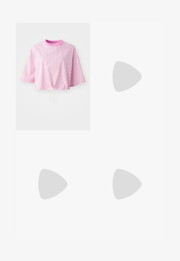 Lyserød og hvid stribet cropped t-shirt med korte ærmer, rund halsudskæring og snoretræk i kanten. Fremstillet af letvægtsstof.; Lys grå stribede shorts lavet af blødt stof. Har en elastisk talje med et Nike-logo mærke i midten.; Hvide Nike Air Force 1 sneakers med pink accenter, perforeret tåboks og brun gummisål. Matchet med hvide ribbede sokker.; Hæklet tote-bag i beige med et blomsterdesign, der har gule detaljer. To robuste håndtag til bæring, blød tekstur og åbent design.