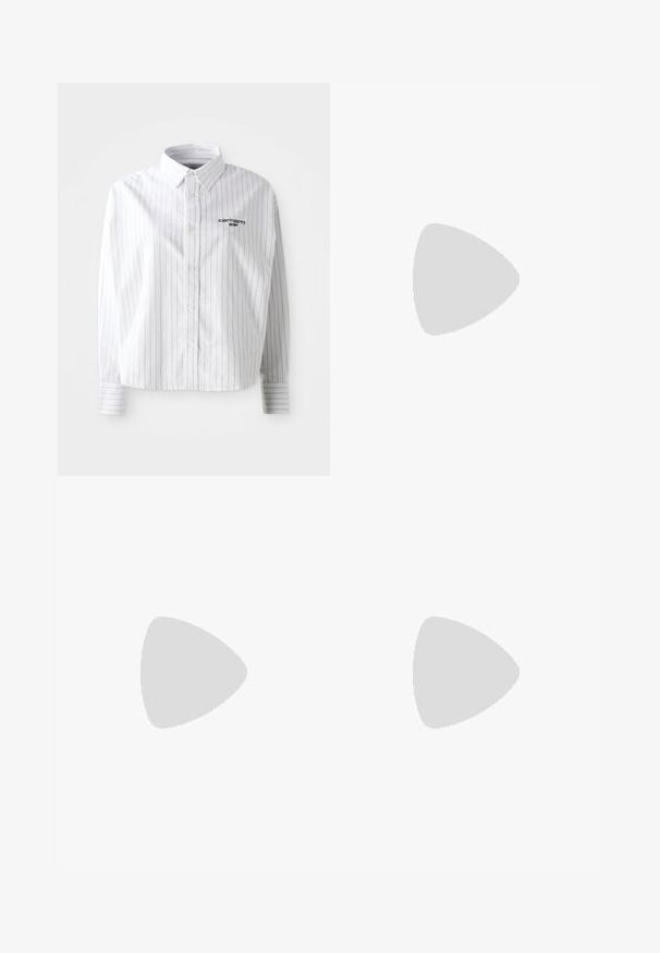 Camisa blanca de manga larga con rayas verticales grises, cuello tipo botón y logo en el pecho izquierdo. Tela suave con un corte relajado.; Camiseta de algodón beige con un corte relajado, cuello redondo, mangas cortas y un pequeño parche cuadrado de logo en el área del pecho izquierdo.; Vaqueros de mezclilla azul oscuro con cintura alta, corte recto, cierre frontal de botones y bolsillos laterales. Textura suave con un ligero estiramiento.; Zapatillas verde menta con acentos azules, con un talón texturizado, tres rayas azules y una suela de goma. Llevadas con calcetines de color beige claro.
