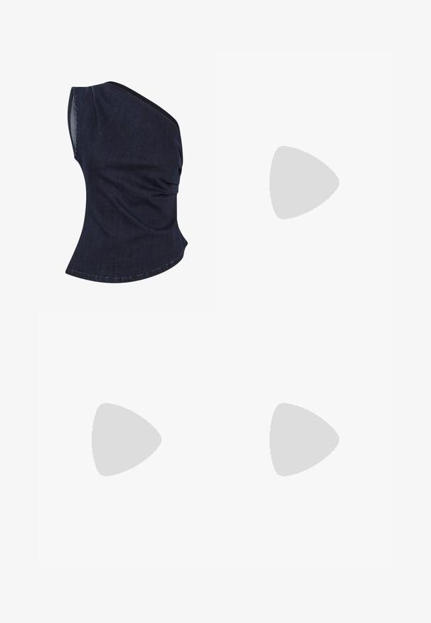 Haut en denim foncé avec un design à une épaule, présentant une texture froncée et un ourlet arrondi. Le tissu a un léger éclat et une coupe structurée.; Jupe maxi en rose clair à volants, fabriquée dans un tissu texturé et léger. Taille élastique et ourlet fluide avec des accents volantés.; Des chaussures de sport roses et rouges en cuir et en suède, avec trois accents rayés, une languette texturée et une semelle à rayures vertes.; Sac à épaule en satin rose avec une texture froncée, une forme courbée et un détail de sangle nouée. Fini lisse avec des accents cousus.