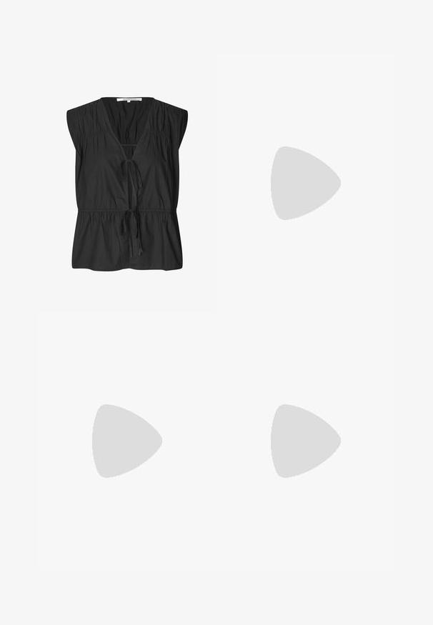 Second Female FELIXA  - Blouse - black; Een lange, lichtbeige rok van soepel stof heeft een subtiele glans en een flared zoom, wat zorgt voor een strakke, minimalistische uitstraling.; Zwarte leren sandalen met drie brede banden over de voet en een verstelbare enkelband. Platte zool met minimale profiel. Eenvoudig ontwerp.; Geweven beige tas met een netachtige ontwerp, voorzien van twee gevlochten handvatten en een trekkoordsluiting,accent met donkere kralen details.