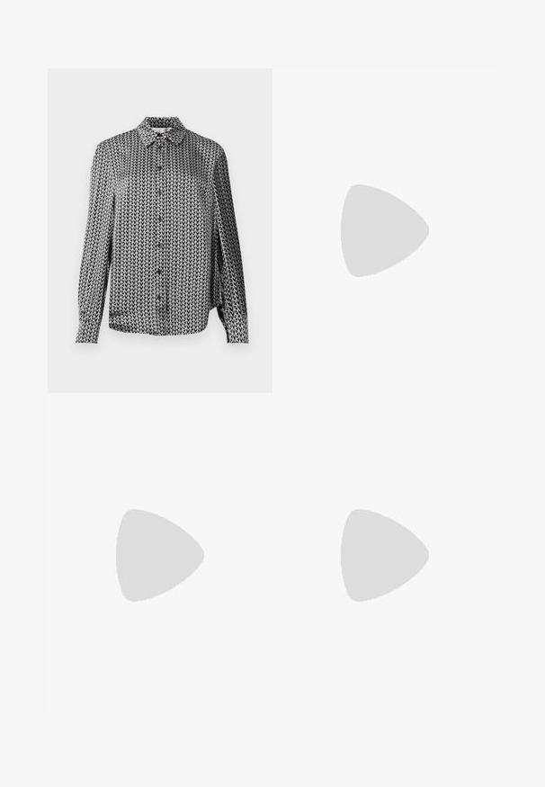 Knapper-skjorte i svart og hvitt med et gjentatt pilmønster, lange ermer og krage. Laget av lett stoff.; Mørkegrå denimbukser med høy midje, legg på forsiden, rette ben og en enkelt knappelukking i midjen.; Sorte patent slingback hæl med spids tå, featuring tekstureret slangeskind, justerbar rem og en kort, tekstureret blokhæl.; Svart skinn crossbody veske med to frontlommer, gyldne spenner, glidelåslukking og en slank stropp. Teksturert overflate og kompakt rektangulær form.