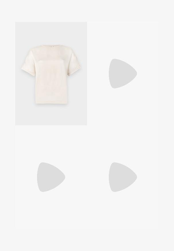 Majica s kratkimi rokavi in okroglim ovratnikom v off-white barvi, izdelana iz gladkega materiala, s sproščenim fitom in minimalnimi šivi na rokavih.; Rjavi laneni šorts s ravnim sprednjim delom, dvema sprednjima žepoma in gladko teksturo. Imajo prilegajoč se kroj in raven rob na dnu.; Slinčaste pete z ostro konico v gladkem, sijočem bež materialu. Imajo ukrivljen rez in vitko stiletto peto. Podrobnost s srebrno zaponko.; Torbica iz svetlo rjave usnjene oblike s širokim ramenskim trakom. Ima zlatni kovinski poudarek na sredini in gladko teksturo.