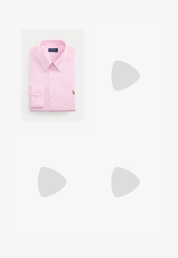 Sötétzöld, hosszú ujjú pólóing, gallérral és három gombbal, a mellkason lévő apró hímzett "MK" logóval.; Világos rózsaszín gombos ing, pamutból készült, klasszikus gallérral, hosszú ujjakkal és egy kis hímzett lólogóval a mellrészen.; Fekete, bő szabású nadrág sima anyagból. Közepes magasságú derékrésszel és elülső redőkkel rendelkezik, amely testre szabott sziluettet biztosít.; Fekete bőr loaferek sima textúrával, kerek orral és dekoratív pánttal a vampnál. Alacsony, rétegelt sarkú, minimalista dizájn.; Fekete téglalap alakú napszemüveg sötét lencsékkel, vastag műanyag keret, arany díszítések a szárakon, és a márka logója gravírozva a szára.; Fekete bőr keresztpántos táska cipzáras elülső zsebbel, dombornyomott logóval és állítható pánttal. Simább textúra, amelynek strukturált alakja van.; Gyöngy nyaklánc ezüst színű kapoccsal. Kerek fehér gyöngyökből készült, díszes, strasszkövekkel díszített középponttal.