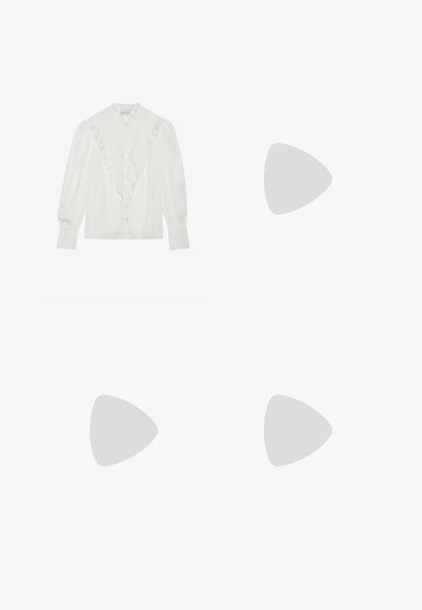 Bela bluza z nabranim ovratnikom in sprednjim zapenjanjem, ki ima dolge rokave z nabranimi detajli in gumbi spredaj.; Prugaste široke hlače iz lahkega materiala. Imajo vertikalne črno-bele črte, pas in pet žepov.; Brahkni usnjeni mokasini z sijočo površino, ki imajo dekorativno zlato zaponko spredaj in nizko blok peto. Klasična zasnova.; Črna torbica z strukturirano obliko, gladko teksturo in kovinskim zaponko. Ujemajo se z širokimi črnimi hlačami in odprtimi sandali na lesenem tleh.