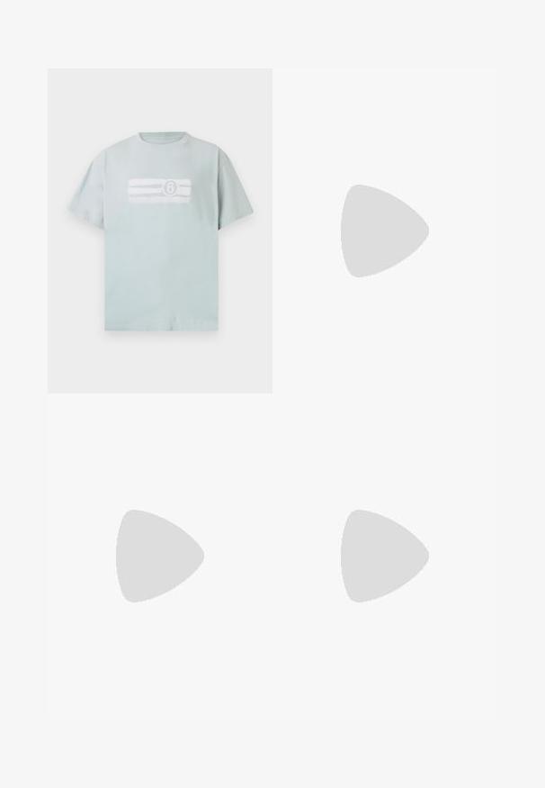 T-shirt bleu clair à manches courtes en coton. Présente un motif blanc avec des lignes horizontales et le numéro 6 dans un cercle sur le devant.; Pantalons cargo légers gris avec taille élastique, poches latérales, bas ajustables et texture lisse.; Sneakers en cuir noir avec des accents gris, semelle en caoutchouc blanche, bout rond et six œillets noirs pour les lacets. Détail avec panneau latéral texturé.; Lunettes de soleil rectangulaires bleues avec verres foncés, monture mate marine, détail de logo sur la branche, branches droites et texture lisse et uniforme.