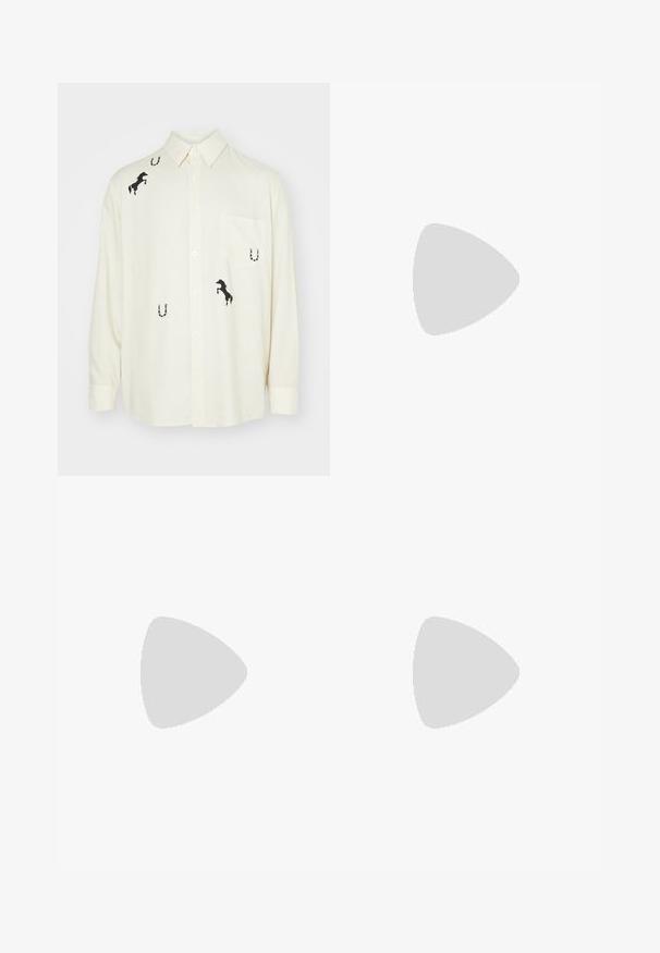 Sister Jane PENNY APPLIQUE UNISEX - Skjortebluse - cream; Beige rette ben bukser med flat front og ingen synlig maskinvare eller mønstre. Laget av glatt stoff, med en ren og enkel design.; Svart lakk lær loafers med firkantet tå og hevet hæl, med en glatt tekstur og et fremtredende horisontalt belte over vamps.; Zign MURREN LEATHER - Håndveske - dark red