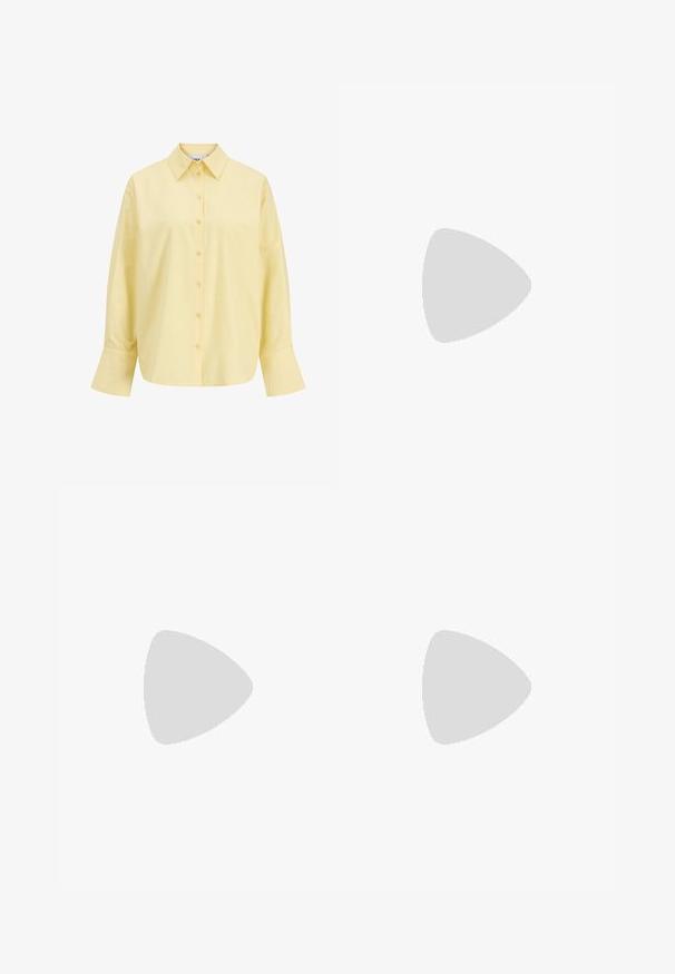 Camisa de algodón amarilla con cuello puntiagudo, cierre de botones en la parte frontal, mangas largas y un corte relajado. Textura suave y diseño simple.; Pantalones de pierna ancha beige hechos de una tela suave; cuentan con una cinturilla elástica con detalle fruncido; diseño minimalista sin bolsillos.; Zapatos de correr con una parte superior de malla blanca transpirable, acentos plateados, cordones grises y una suela de goma negra duradera. Diseño ligero y acolchado.; Bolso de mano con textura dorada, de forma curva y con un asa corta, sostenido por una persona que lleva una falda negra con pliegues y botas de cowboy de cuero negras.