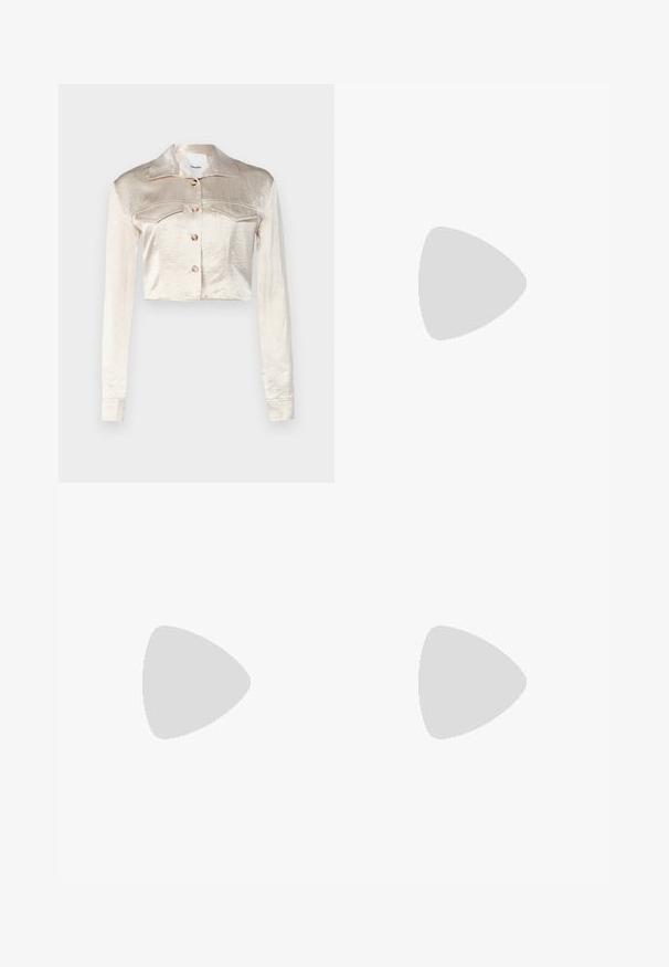 Korte satijnen jas in lichtbeige met een puntkraag, knoopsluiting aan de voorkant, twee borstzakken en lange mouwen.; Lange, beige rok gemaakt van een glanzende, gestructureerde stof. Heeft een wikkeldesign met een zijstrikaccent en een nette zoom.; Gouden metalen hoge hak sandaal met een brede band over de tenen, verstelbare enkelband en een gestructureerde blokhak.; Metalen gaas handtas met een gebogen silhouet, gouden accenten en een enkele schouderband. Heeft een geweven patroon over het gehele oppervlak.