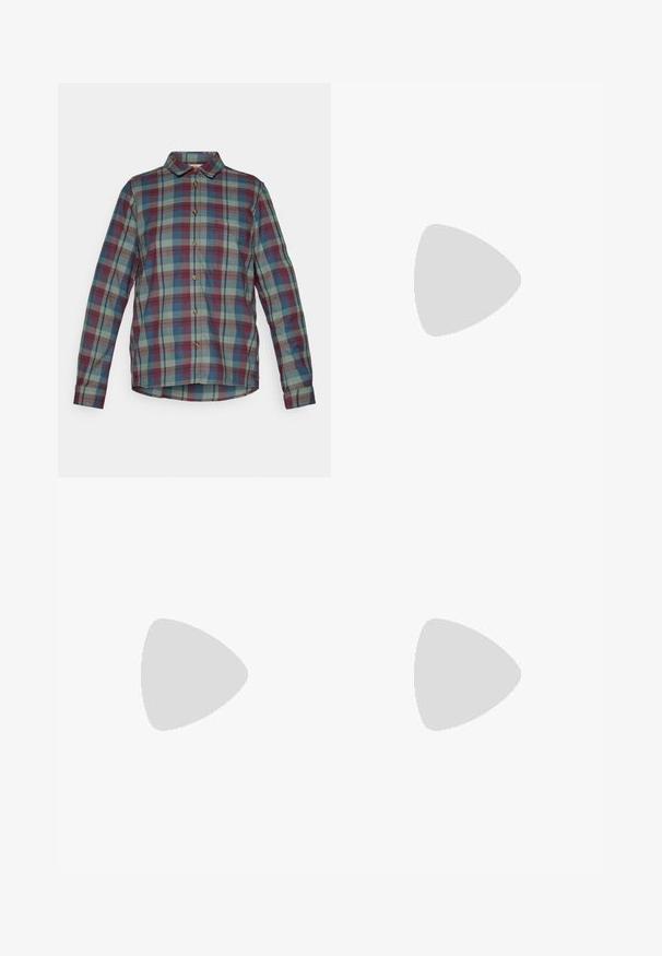 Langärmliges-Shirt in Marineblau aus weichem Stoff. Mit einem runden Halsausschnitt und einem blauen, runden Logo auf der linken Brustseite.; Langarmhemd mit grünem, blauem und rotem Karomuster und einer Brusttasche.; Olivgrüne Outdoor-Hosen mit Reißverschlusstaschen, Knopfverschluss und verstärktem, dunklerem grünen Stoff an den Unterschenkel für höhere Haltbarkeit.; Beige und cremefarbenen Sportschuh mit strukturiertem Mesh-Obermaterial, unterstützenden Überzügen und Gummisohle mit einem Profilmuster für Bodenhaftung.