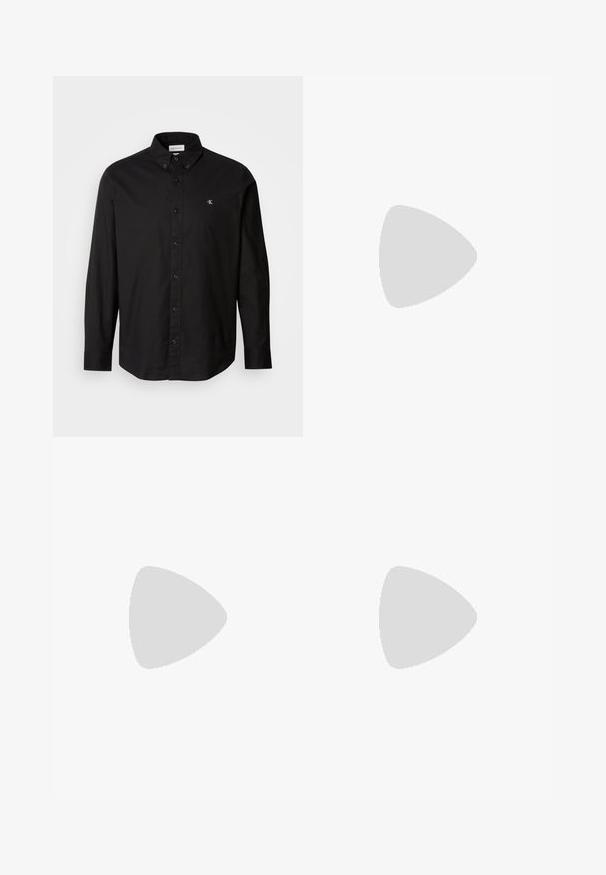 Camisa negra de botones fabricada en algodón, con un cuello clásico, mangas largas y un pequeño logo de CK en el lado izquierdo del pecho.; Pantalones beige confeccionados en una tela suave, con un diseño de pierna recta, cierre frontal con botón y sutiles pliegues a lo largo del frente.; Zapatos de cuero negro con acabado texturizado, que cuentan con un diseño de costura elevada y suela de goma resistente, combinados con pantalones de mezclilla oscuros.; Gafas de sol negras con montura angular llevadas por un hombre y una mujer. El hombre lleva una camisa a rayas azul y blanca bajo una chaqueta oscura; la mujer viste una blusa oscura con estampado.