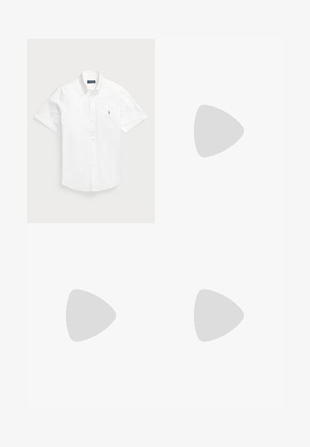 Polo Ralph Lauren SHORT SLEEVE - Bluză polo - vessel blue; Cămașă albă cu mânecă scurtă, din bumbac, cu guler ascuțit, având un mic logo brodat pe partea stângă a pieptului.; Pantaloni casual de culoare crem deschis, confecționați dintr-un material moale. Au o talie elastică cu șnur și un design cu picioare înguste.; Tenisi din suede albastru marin cu sireturi albe și talpă de cauciuc crem. Dispune de un accent albastru deschis și un mic logo brodat pe lateral.