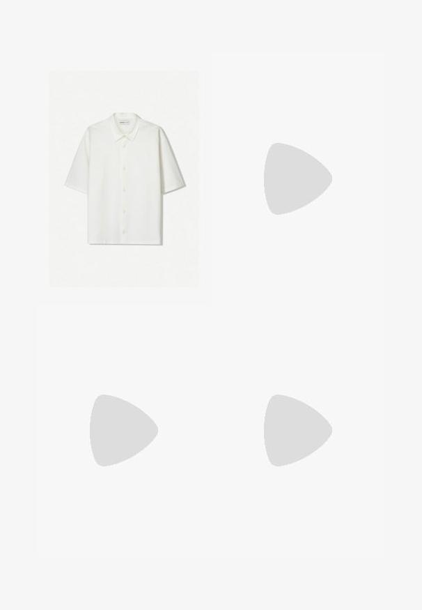 Biela krátkopupová košeľa vyrobená z textúrovanej tkaniny. Obsahuje golier a gombíky na prednej strane. Jednoduchý, čistý dizajn.; Neónové zelené šortky vyrobené z ľahkej tkaniny, vybavené gombíkovým zapínaním, dvoma bočnými vreckami a logom na dolnej pravej strane.; Čierne kožené šnurovacie topánky s okrúhlou špičkou, textúrovaným povrchom a hrubou gumovou podrážkou. Nosené s vyrolovanými čiernymi nohavicami na pozadí z betónu.; Čierne slnečné okuliare s osemuholníkovým rámom, tmavými sklami, lesklým povrchom, tenkými rámčekmi a zlatými akcentmi na prednej strane.