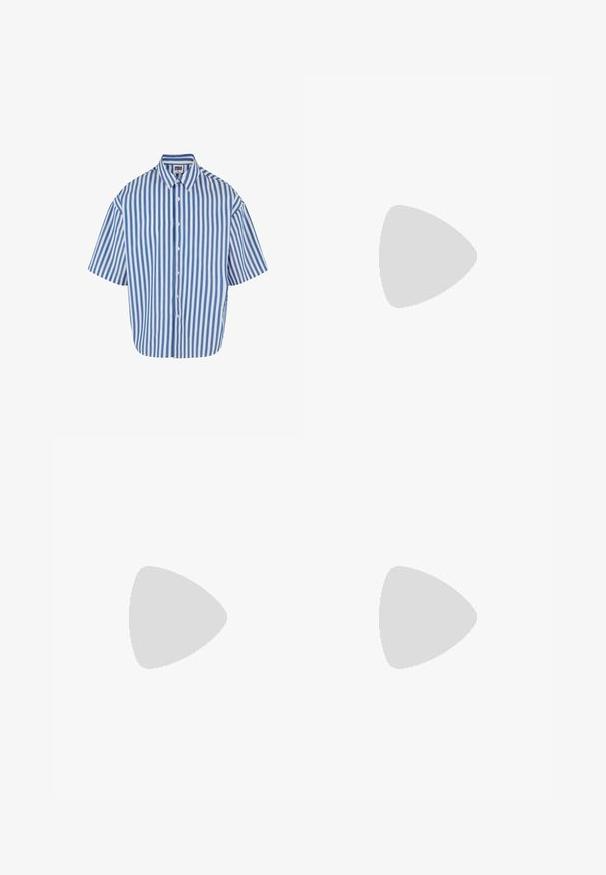 Urban Classics STRIPED SHORT SLEEVE - Camicia - white blue; Top in cotone bianco, design senza maniche, collo rotondo, texture liscia, realizzato in un tessuto morbido e leggero. Due pezzi esposti.; Bershka BAGGY-BERMUDA - Shorts di jeans - grey; Pier One Scarpe senza lacci - black