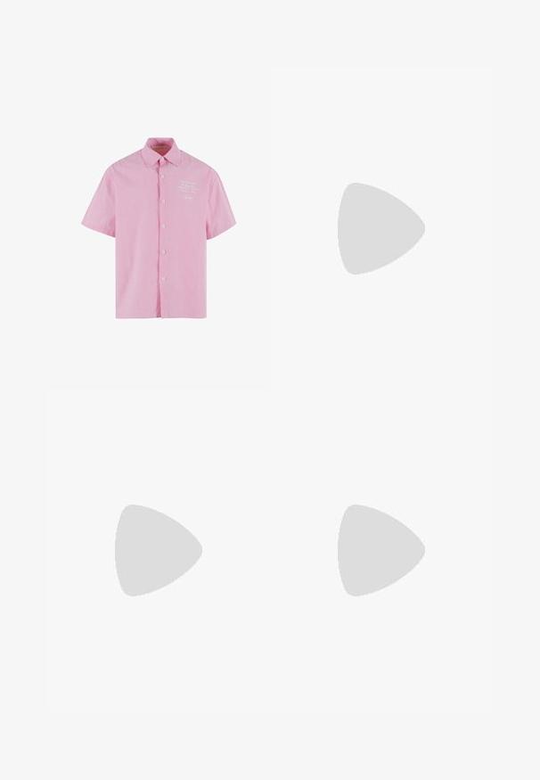 T-shirt in cotone rosa con collo rotondo, maniche corte e una texture liscia. Design semplice e non decorato, senza loghi o fantasie.; Camicia a maniche corte con colletto di colore rosa chiaro con righe verticali bianche. Presenta un'apertura con bottoni e un dettaglio ricamato sul petto.; Pantaloni larghi marroni con vita alta, caratterizzati da pieghe frontali e passanti per cintura, realizzati in un tessuto morbido e leggero.; Scarpa nera in pelle con lacci, punta arrotondata, finitura texturizzata e suola in gomma spessa con battistrada profondo per una migliore aderenza.