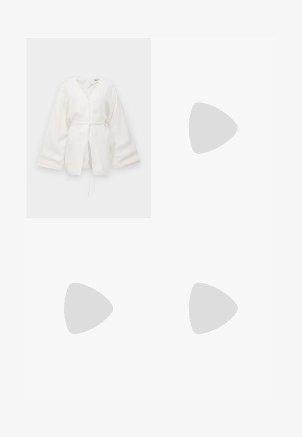 White kimono-style blouse with wide sleeves, V-neck, front tie belt, and slightly open front detail.; Black wide-leg trousers with a high waist, smooth fabric, front button closure, and no visible pockets, featuring a tailored fit.; Black patent leather slingback high heels with a pointed toe, adjustable ankle strap, and a moderate block heel. Smooth texture with glossy finish.; Brown woven leather bag with a rectangular shape, smooth texture, zip closure, and a shoulder strap. Features side handle and gold accents.