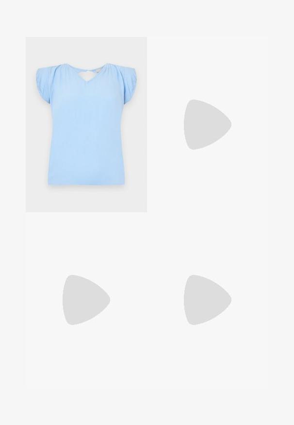 Top bluastro a maniche corte con scollo a V e dettaglio di apertura sul retro. Realizzato in tessuto testurizzato con maniche leggermente a sbuffo. Fit regolare.; Vestito sottoveste in satin marrone con spalline sottili, dotato di orlo dritto e spacco laterale, che mostra una trama liscia e lucida.; Sandali in pelle nera con tre ampie cinghie sulla parte superiore del piede e cinghia alla caviglia regolabile. Suola piatta con minimal battistrada. Design semplice.; Occhiali da sole tartarugati neri con lenti marroni, design angolare e aste larghe con un discreto logo. Texture in plastica liscia.; Borsa a rete beige tessuta, con un design a rete, dotata di due manici intrecciati e chiusura con cordino, accentuata da dettagli in perline scure.