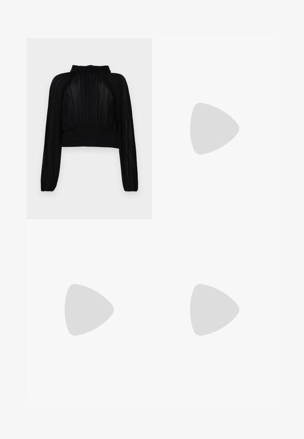 Melnā īsā tops ar pleitu faktūru, garām piedurknēm, augstu kakla izgriezumu un savāktām detaļām apakšmalā un plecos.; Melnas platās bikses ar augstu jostasvietu, pogu detaļām uz jostas un priekšējām krokām.; Melna ādas potīšu zābaki ar smailu purngalu un masīlu papēdi. Gluda tekstūra ar minimāliem akcentiem un gludu, pieguļošu dizainu.; Melnas ādas iepirkumu soma ar divām garām rokturām, gludu tekstūru un strukturētu formu. Iekļauj priekšējo kabatu papildu uzglabāšanai.