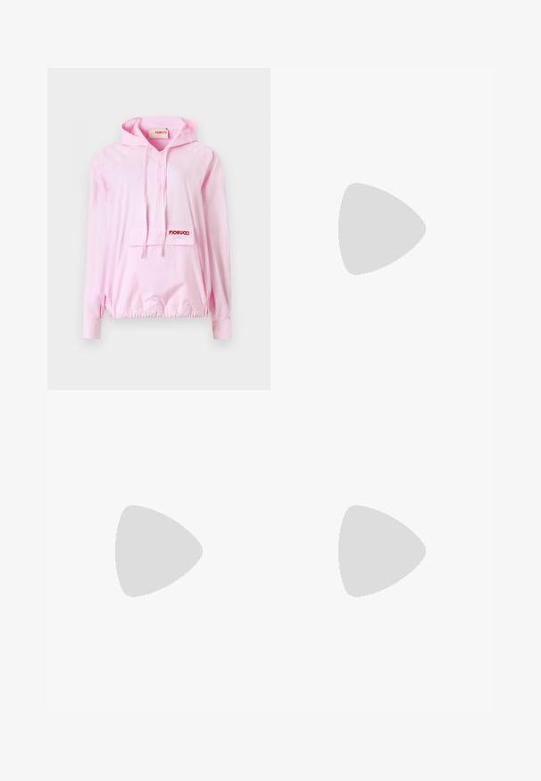 Ružový mikina s kapucňou a kockovaným vzorom, elastický lem, voľný strih, predná vrecko a vyšívané logo "Fiorucci" na hrudi.; Široké nohavice v svetlo béžovom denime, so zapínaním na gombík, piatimi vreckami a hladkou textúrou. Jednoduchý a moderný dizajn.; Čierne voľné džínsy s predným šitím, skombinované s bielymi a naružovými teniskami so gumovou podrážkou a ružovými šnúrkami.; Biela taška cez rameno s textúrovaným povrchom, centrálnou prackou a zakriveným tvarom. Zipsy na oboch stranách.